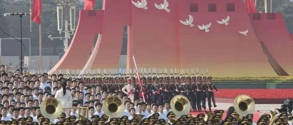 鸿富技加师生共观阅兵盛典，激发自动化行业新热情