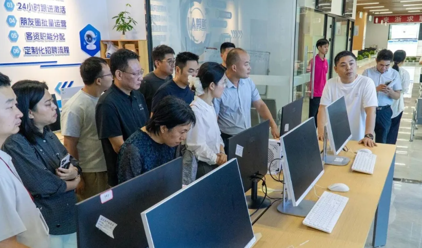 聚焦AI赋能 共话转型新篇｜全省人工智能时代职业培训转型升级高级研修班莅临鸿富技加参观交流